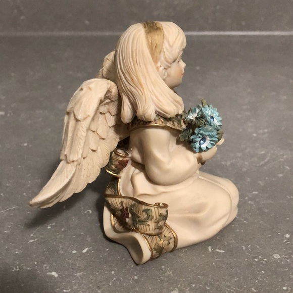 😇SARAH’S ANGELS😇 “March” beautiful detail on wings and flowers, made in 2004. - Picture 4 of 6
